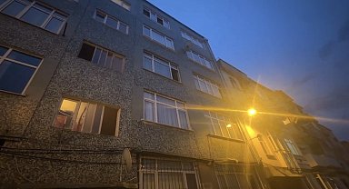 Fatih'te cam silerken 5'inci kattan apartman boşluğuna düşen kadın öldü