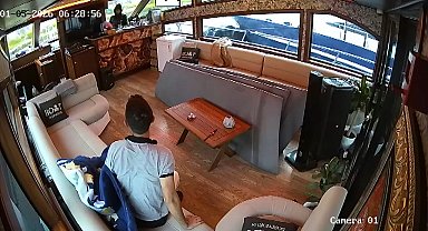 Fatih'te demirlenen teknelerde hırsızlık; uyurken şüpheliyi farkeden personel kamerada