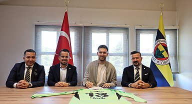 Fenerbahçe, kaleci Tarık Çetin'le 3 yıllık sözleşme imzaladı
