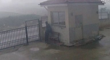 Gaziantep'te fırtınaya yakalanan çobanın zor anları kamerada