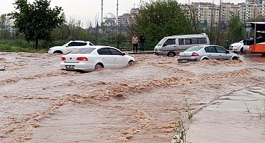 Gaziantep'te sağanak ve fırtınada çatılar uçtu, ağaçlar devrildi: 23 yaralı