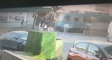 Gaziosmanpaşa'da yolun karşısına geçmek isteyen motosikletliye tramvay çarptı: kaza anı kamerada