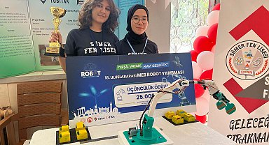Geri dönüştürülmüş malzemeler ve 3D yazıcı ile geliştirdikleri robot projesiyle 3'üncü oldular