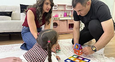 Görme engelli anne, kızına okuyabilmek için kabartma kitap hazırlıyor