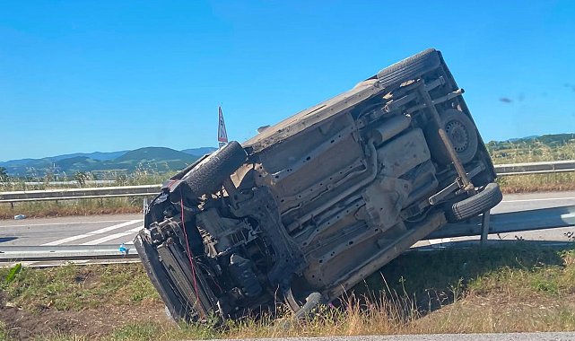 Hafif ticari araç refüje devrildi; 3 yaralı