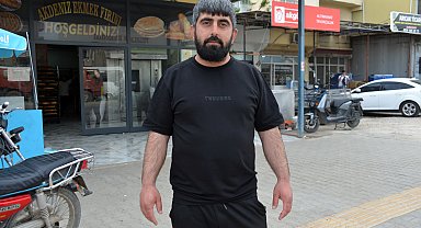 Hafif ticari aracın altındaki terliğini almak isteyen çocuk, son anda kurtarıldı - YENİDEN