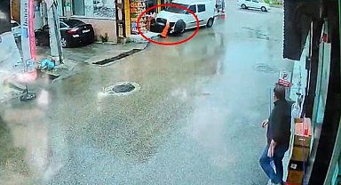 Hafif ticari aracın anne ve çocuğunu altına alıp, sürüklediği kaza kamerada