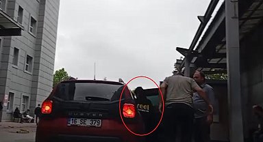 Hafif ticari aracın anne ve çocuğunu altına alıp, sürüklediği kaza kamerada