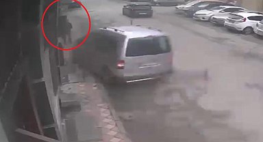 Hafif ticari aracın çarptığı 3 yayadan 1'i kurtarılamadı; kaza kamerada