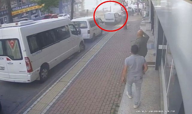 Hafif ticari aracın park halindeki 6 araca çarptığı kaza kamerada