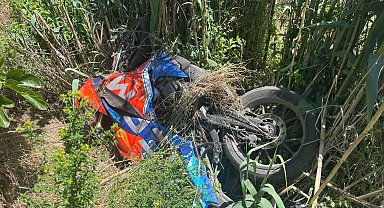 Hafif ticari araçla çarpışan motosiklet zeytinliğe savruldu; sürücüsü ağır yaralı