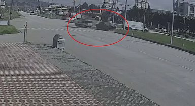 Hafif ticari araçla otomobilin çarpıştığı kaza kamerada