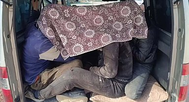 Hafif ticari araçtaki kaçak göçmenlere örtülü kamuflaj