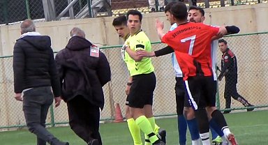 Hakeme yumruk atan futbolcunun takımı, hükmen mağlup sayıldı
