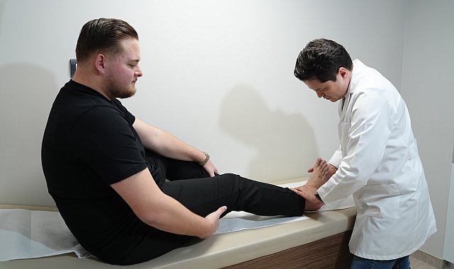 Halı sahada Lisfranc yaralanması yaşayan hasta aylar sonra yürümeye başladı