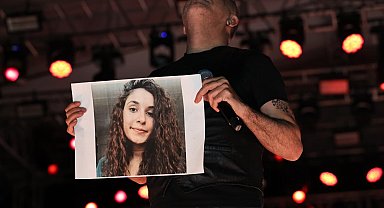 Haluk Levent, konserde Gülistan Doku'nun posteri açıp türkü seslendirdi