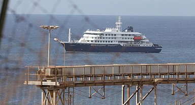 Hantavirüs vakalarının tespit edildiği yolcu gemisi, Tenerife kentine ulaştı