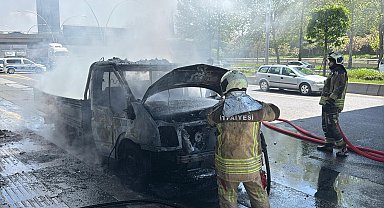 Hareket halindeyken alev alan kamyonet kullanılamaz hale geldi