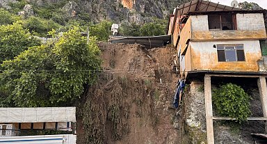Hatay'da Asri Nehri taştı, sağanakta köprü ve yollar ile bir ev çöktü; 1 ölü, 3 yaralı