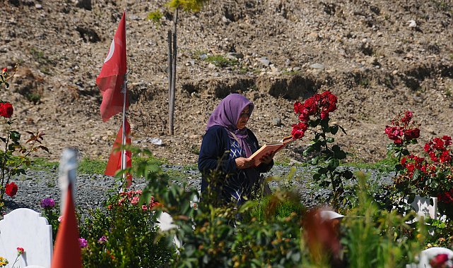 Hatay'da deprem şehitliğinde buruk bayram