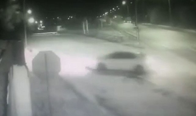 Hatay'da otomobilin bahçe duvarına çarptığı anlar kamerada