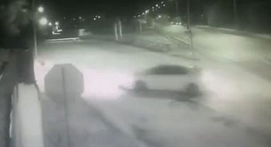Hatay'da otomobilin bahçe duvarına çarptığı anlar kamerada