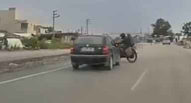 Hatay'da otomobilin motosiklete çarptığı kaza kamerada: 1 ölü, 1 yaralı