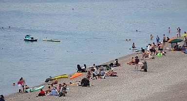 Hava ısındı, Konyaaltı Sahili'nde yoğunluk oluştu