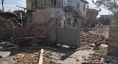 Hortumun devirdiği bayrak direği, jandarma tarafından tekrar yerine dikildi