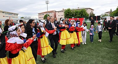 Iğdır Valisi Taşolar, gençlerle Kafkas oyunu oynadı, halay çekti
