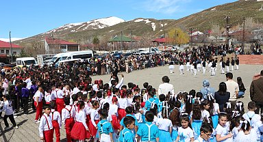 İlkokul öğrencileri, ertelenen 23 Nisan'ı gösterilerle kutladı