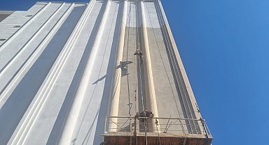 İskelede asılı kalan 2 işçi itfaiye tarafından kurtarıldı
