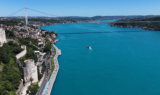 İstanbul Boğazı turkuaz renge büründü