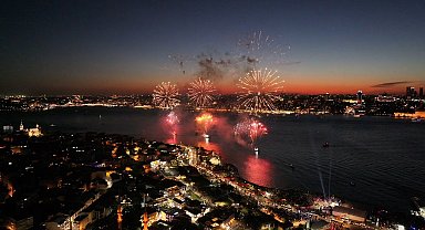 İstanbul Boğazı'ndaki havai fişek gösterisi havadan görüntülendi