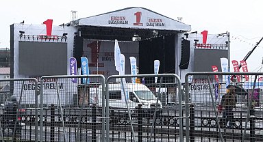 İstanbul'da 1 Mayıs önlemleri kapsamında Kadıköy Meydanı araç trafiğine kapatıldı Ek görüntü ve bilgilerle