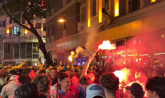 İstanbul'da Aston Villa taraftarları şampiyonluğu kutladı