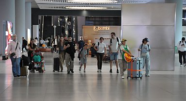 İstanbul'daki havalimanlarında dönüş yoğunluğu sürüyor