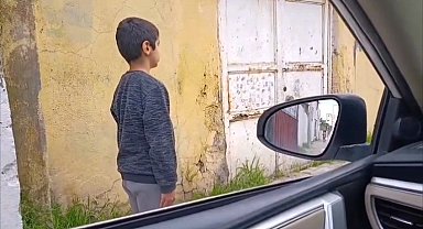 İstiklal Marşı'na yolda eşlik eden Emre'ye ödül