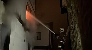 İtfaiye eri, yangında mahsur kalan kediyi kurtarırken yaralandı