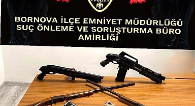 İzmir'de 2 evde yapılan aramada 7 ruhsatsız tabanca ve 4 pompalı tüfek ele geçirildi; 3 gözaltı