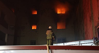 İzmir'de 5 katlı ayakkabı imalathanesinde çıkan yangın söndürüldü