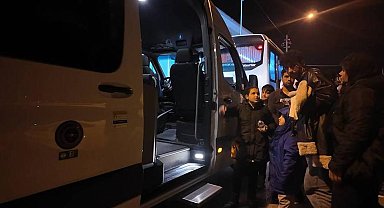 İzmir'de göçmen botu yarı batık halde bulundu: 1 çocuk öldü, 43 kişi kurtarıldı