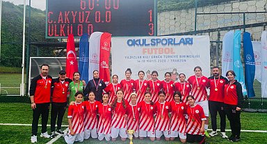 İzmir'e yıldızlarda futbolda çifte şampiyonluk