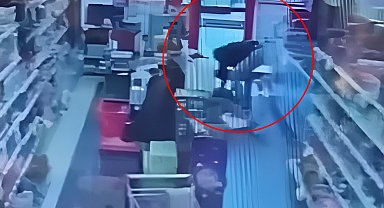 Jandarma personelinin, marketteki müşteriyi kalp masajıyla hayata bağladığı anlar kamerada