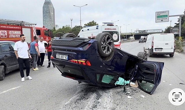 Kadıköy'de sürücüsü rahatsızlanan otomobil başka araca çarpıp takla attı