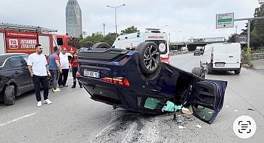 Kadıköy'de sürücüsü rahatsızlanan otomobil başka araca çarpıp takla attı