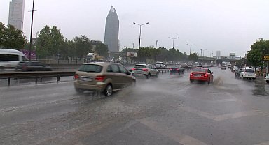 Kadıköy'de yağmur etkili oluyor; yollar göle döndü