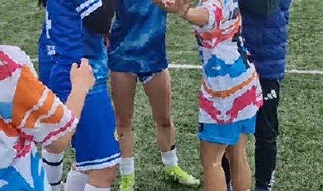 Kadın futbol takımı oyuncuları sahada birbirine girdi