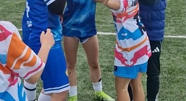 Kadın futbol takımı oyuncuları sahada birbirine girdi