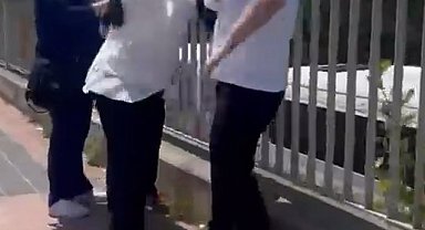 Kadını darbeden erkeği, başka bir kadın iterek uzaklaştırdı; o anlar kamerada
